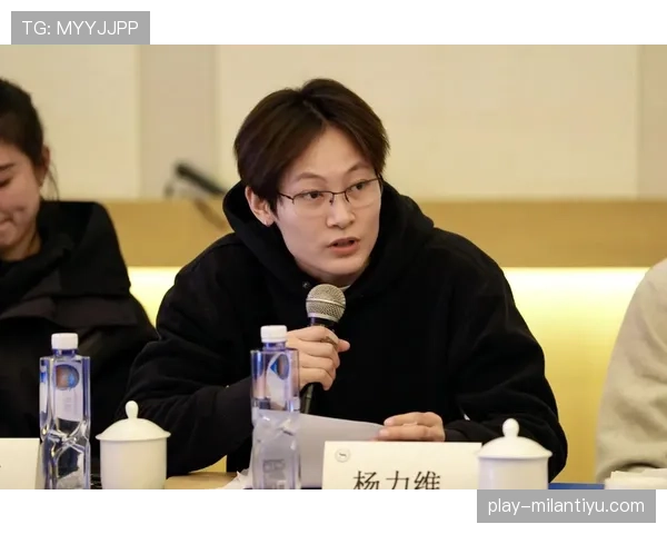 杨力维训练照像教科书，家里摆设像奢侈品店，这反差我还没消化完